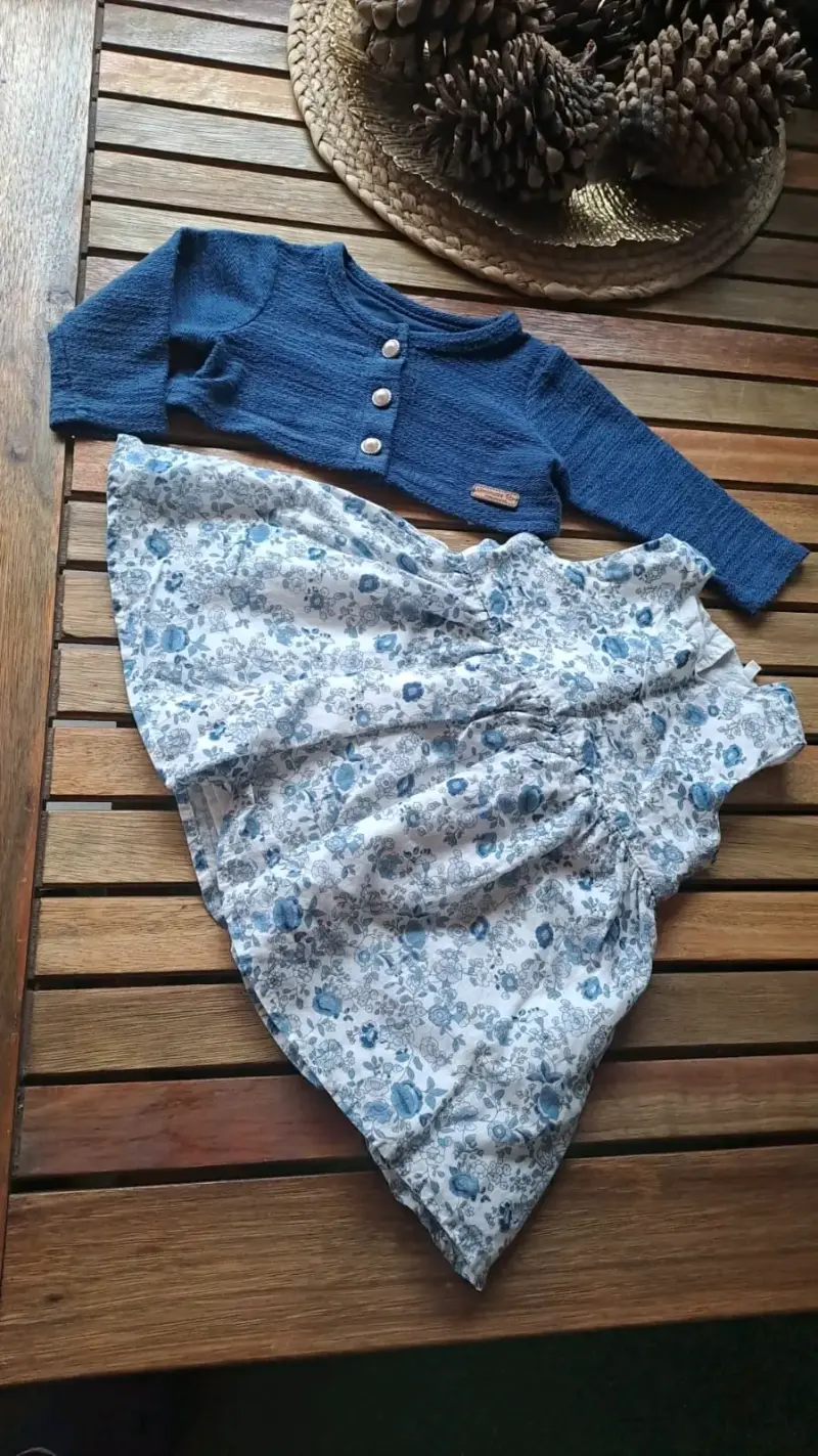 Vestido floral con chaqueta azul para niña