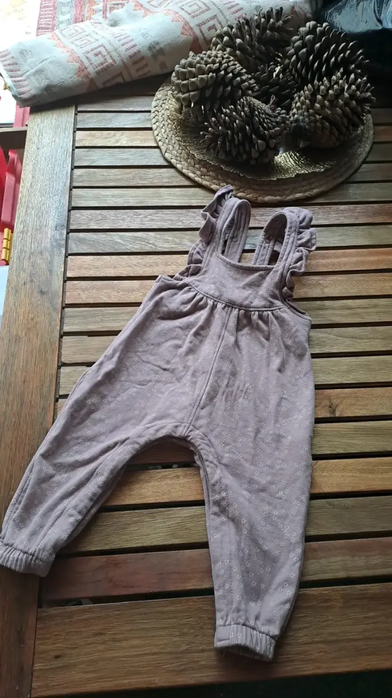 Enterito de bebé color lila con volantes