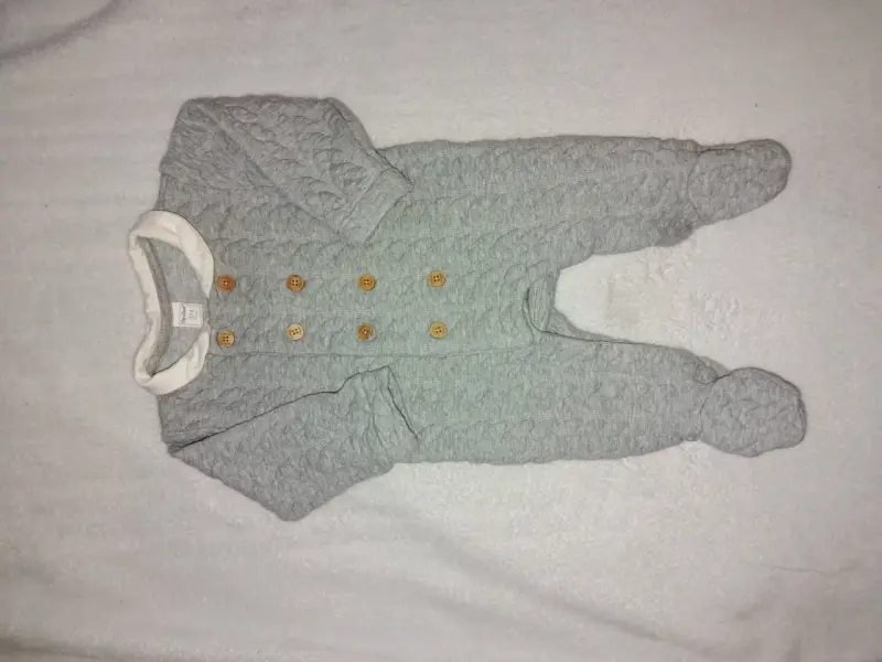 Enterito de bebé gris con botones de madera