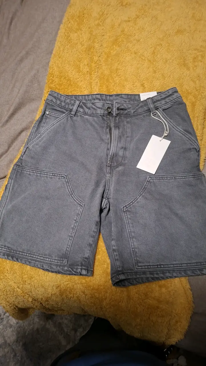 Shorts de mezclilla gris con bolsillos grandes - 1