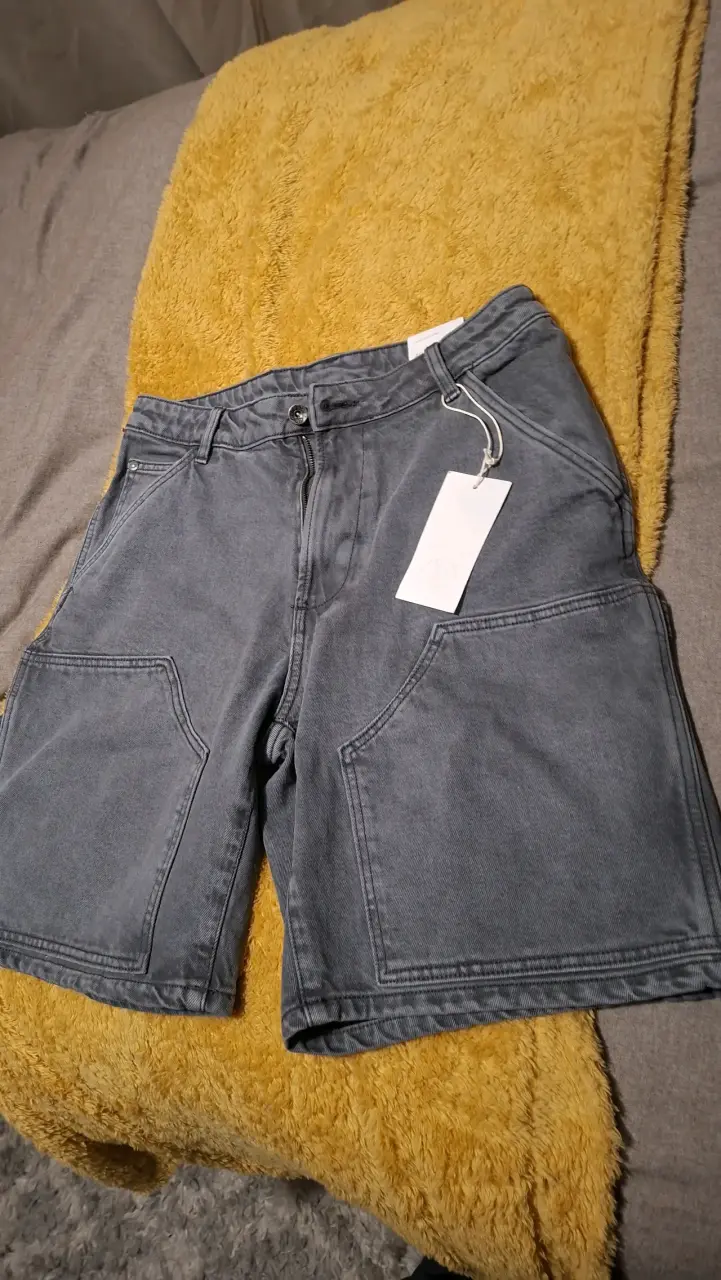 Shorts de mezclilla gris con bolsillos grandes - 2