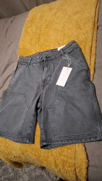 Shorts de mezclilla gris con bolsillos grandes - miniatura 2