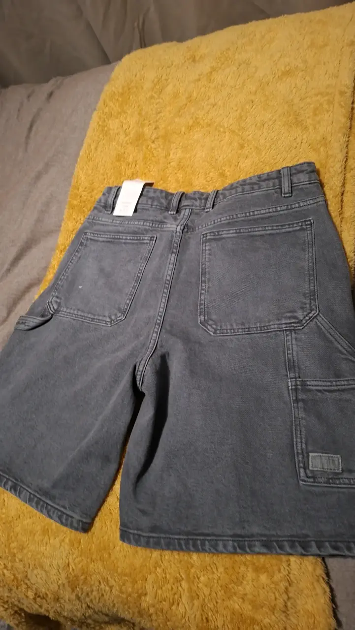 Shorts de mezclilla gris con bolsillos grandes - 5
