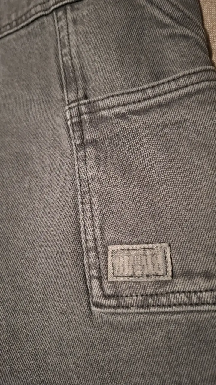 Shorts de mezclilla gris con bolsillos grandes - 6