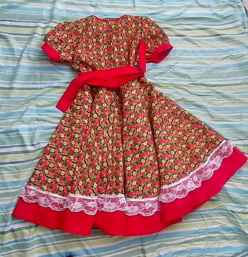 Vestido de folclor floral con encaje - 3