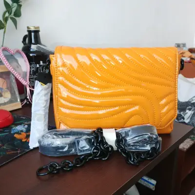 Cartera de cuero sintético amarilla con cadena - miniatura 1