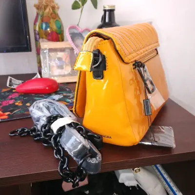 Cartera de cuero sintético amarilla con cadena - miniatura 2