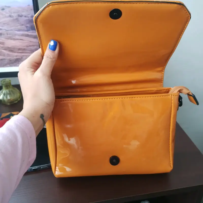 Cartera de cuero sintético amarilla con cadena - 3