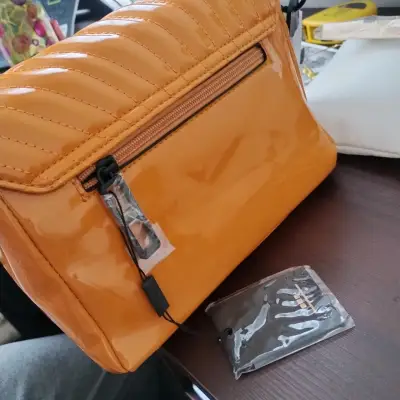 Cartera de cuero sintético amarilla con cadena - miniatura 4