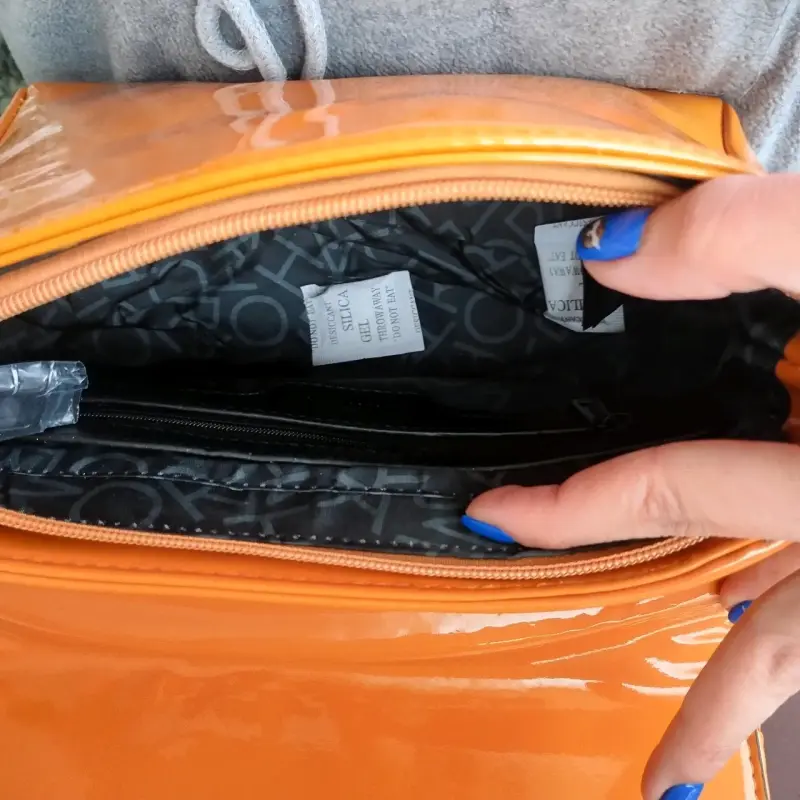 Cartera de cuero sintético amarilla con cadena - 6