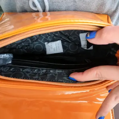 Cartera de cuero sintético amarilla con cadena - miniatura 6