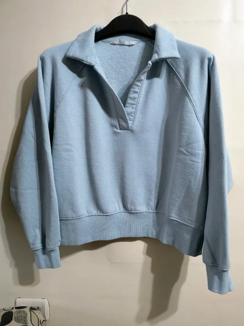 Suéter azul claro con cuello polo