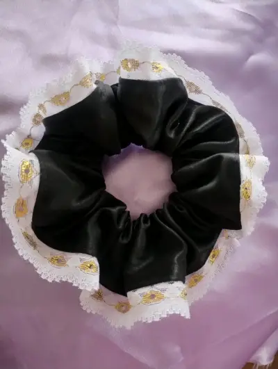 Coletero de satén negro con encaje - miniatura 1