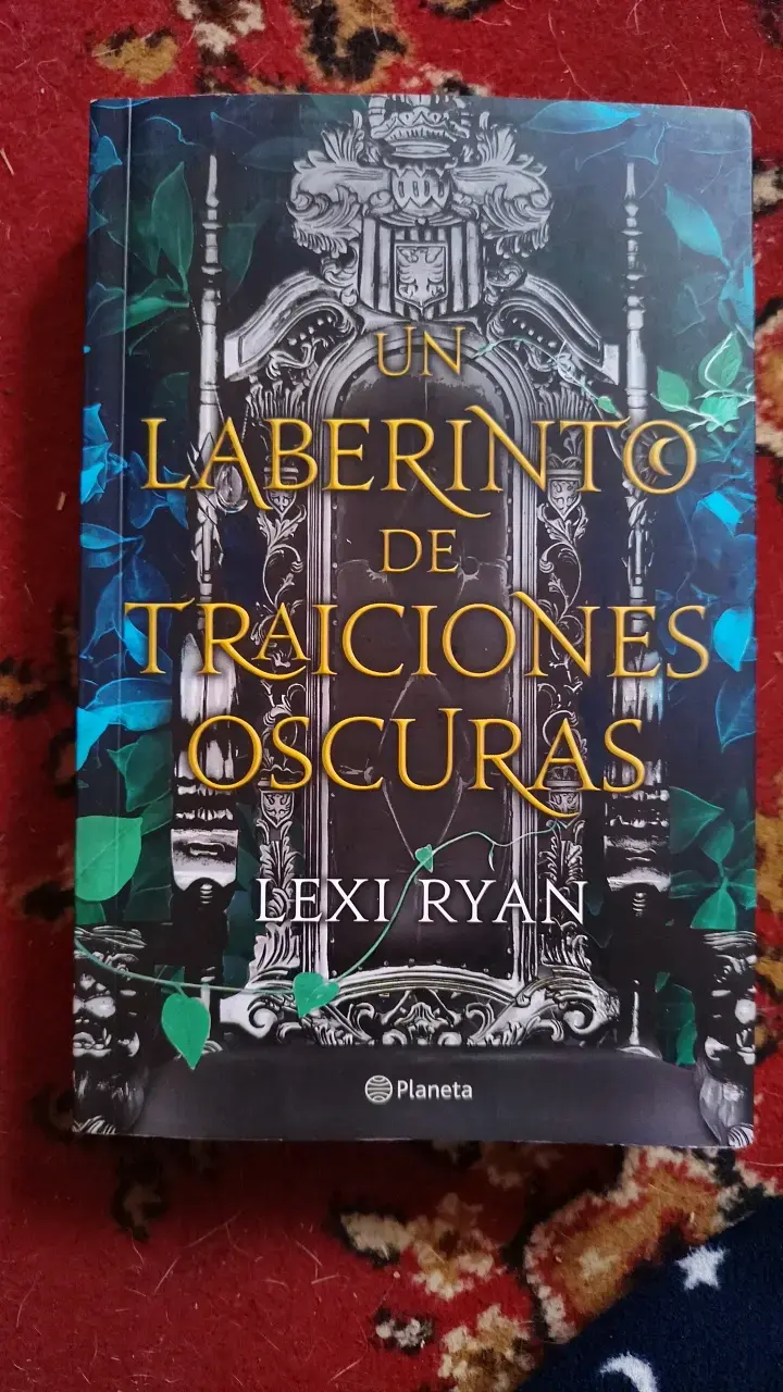 'Un Laberinto de Traiciones Oscuras' de Lexi - 1