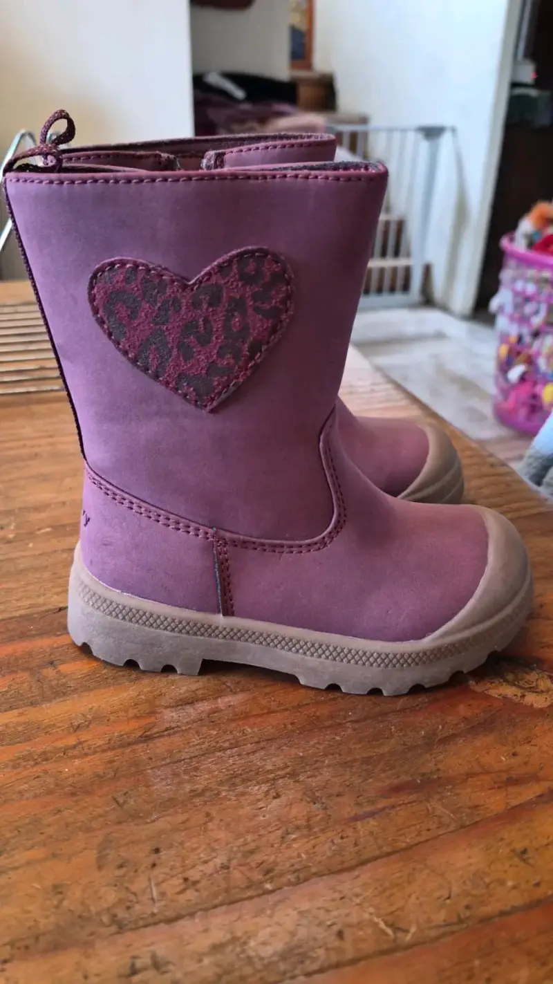 Botas infantiles moradas con corazón - 1