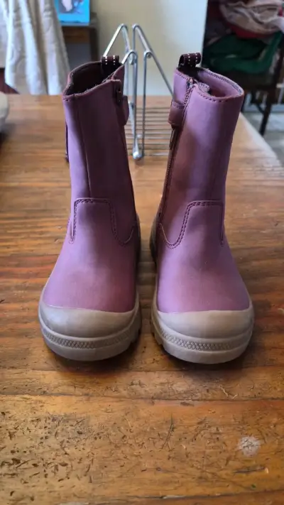 Botas infantiles moradas con corazón - miniatura 2