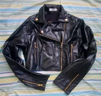 Chaqueta de cuero sintético negra con cierre dorado - miniatura 1