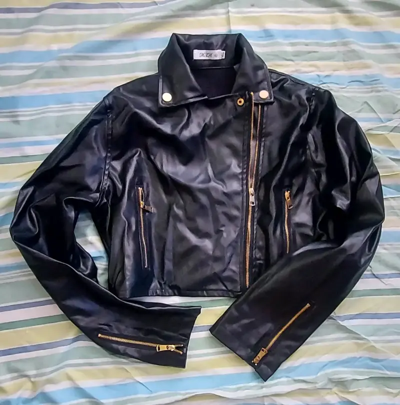 Chaqueta de cuero sintético negra con cierre dorado - 2
