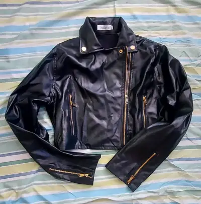 Chaqueta de cuero sintético negra con cierre dorado - miniatura 2