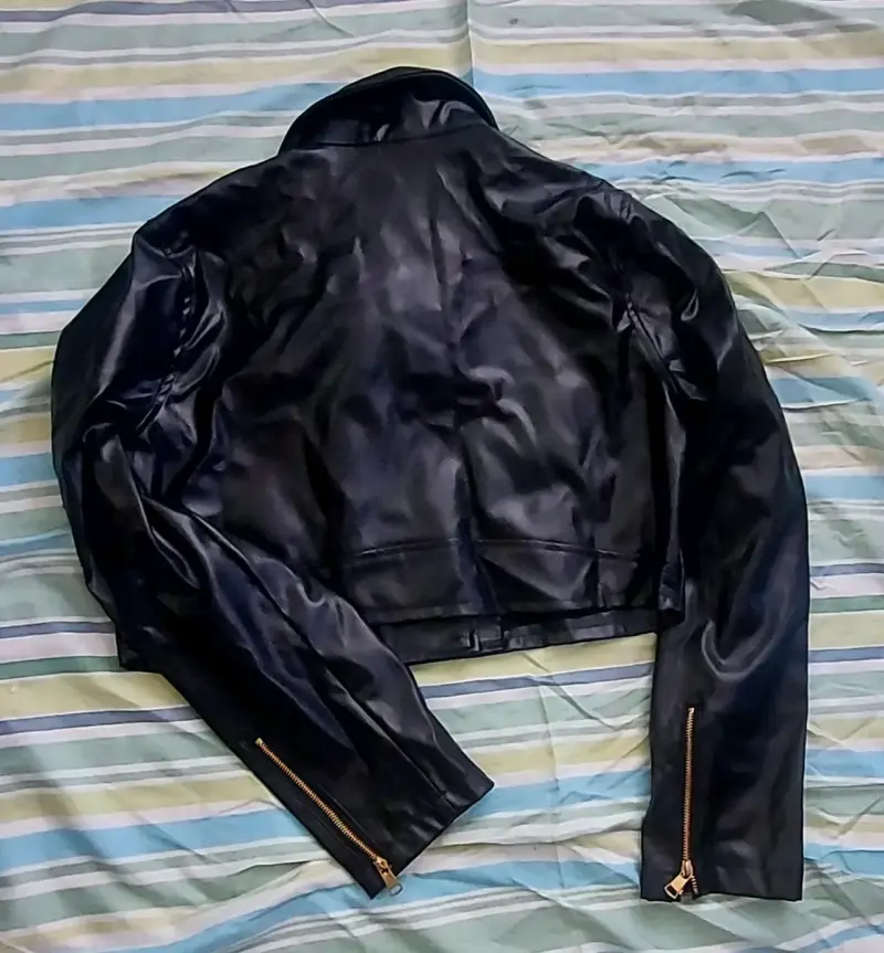 Chaqueta de cuero sintético negra con cierre dorado - 3