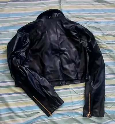 Chaqueta de cuero sintético negra con cierre dorado - miniatura 3