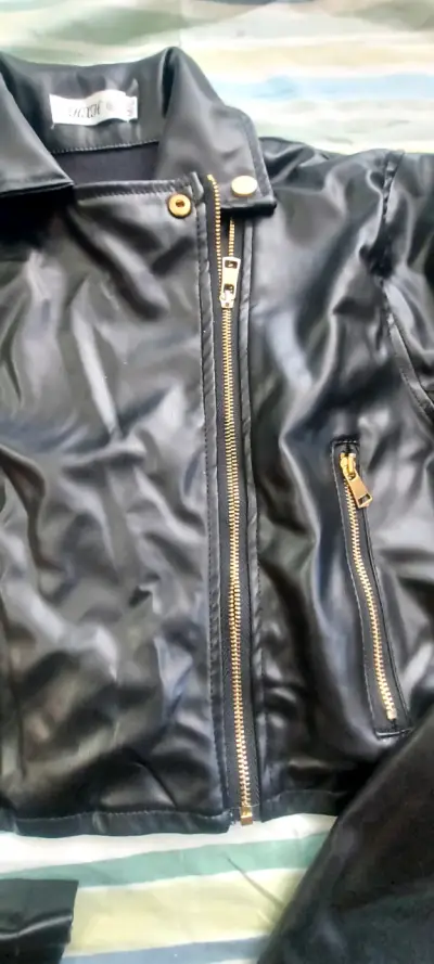 Chaqueta de cuero sintético negra con cierre dorado - miniatura 4