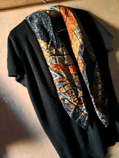 Chaleco negro con bufanda estampada - miniatura 1