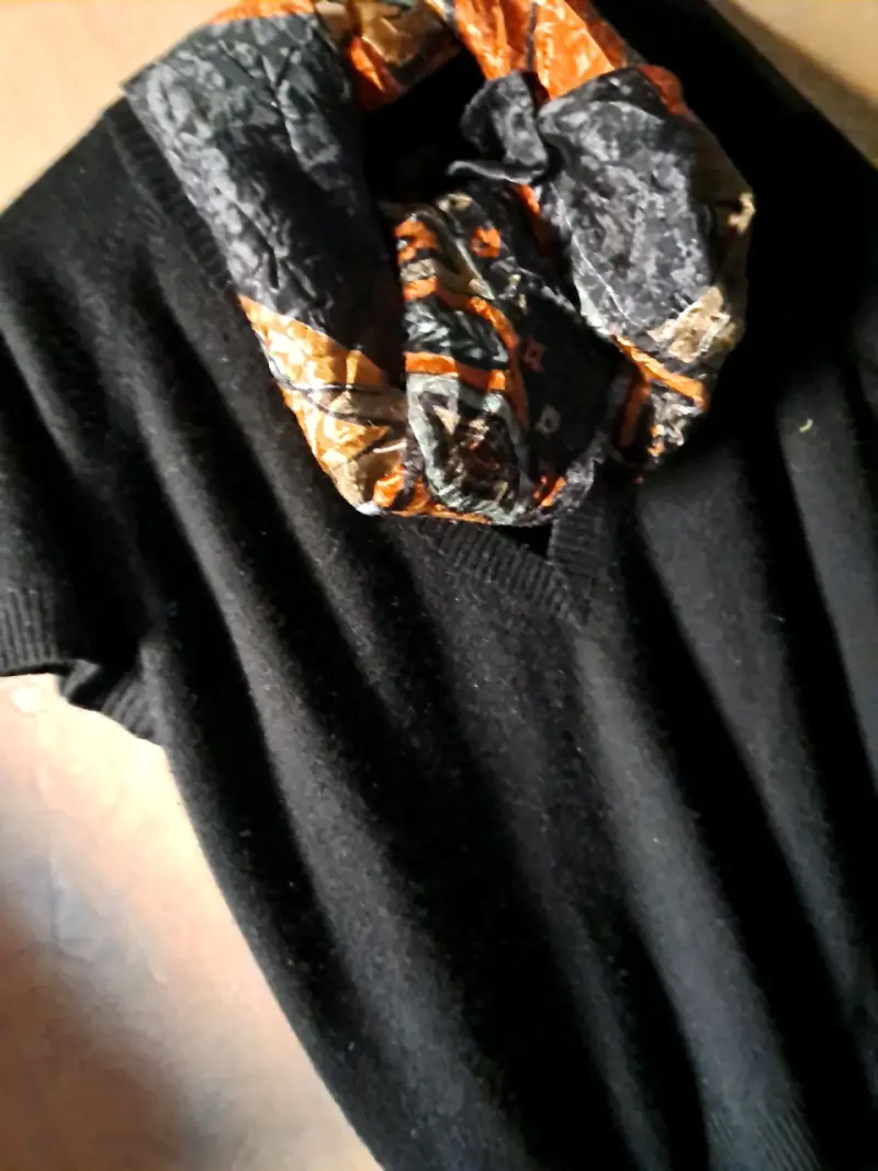 Chaleco negro con bufanda estampada - 2