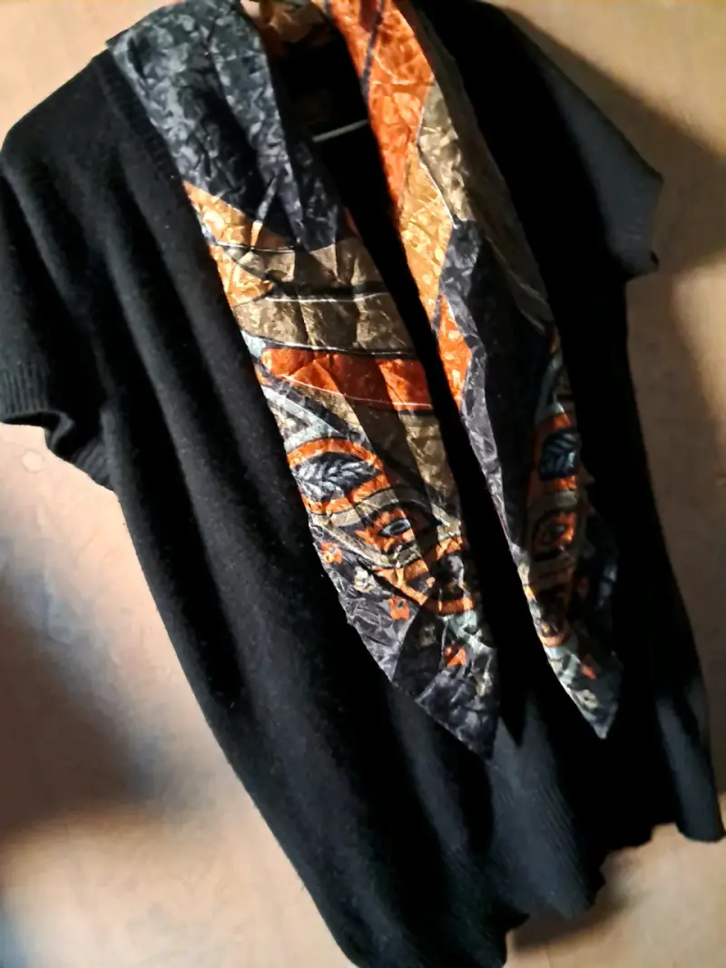 Chaleco negro con bufanda estampada - 3