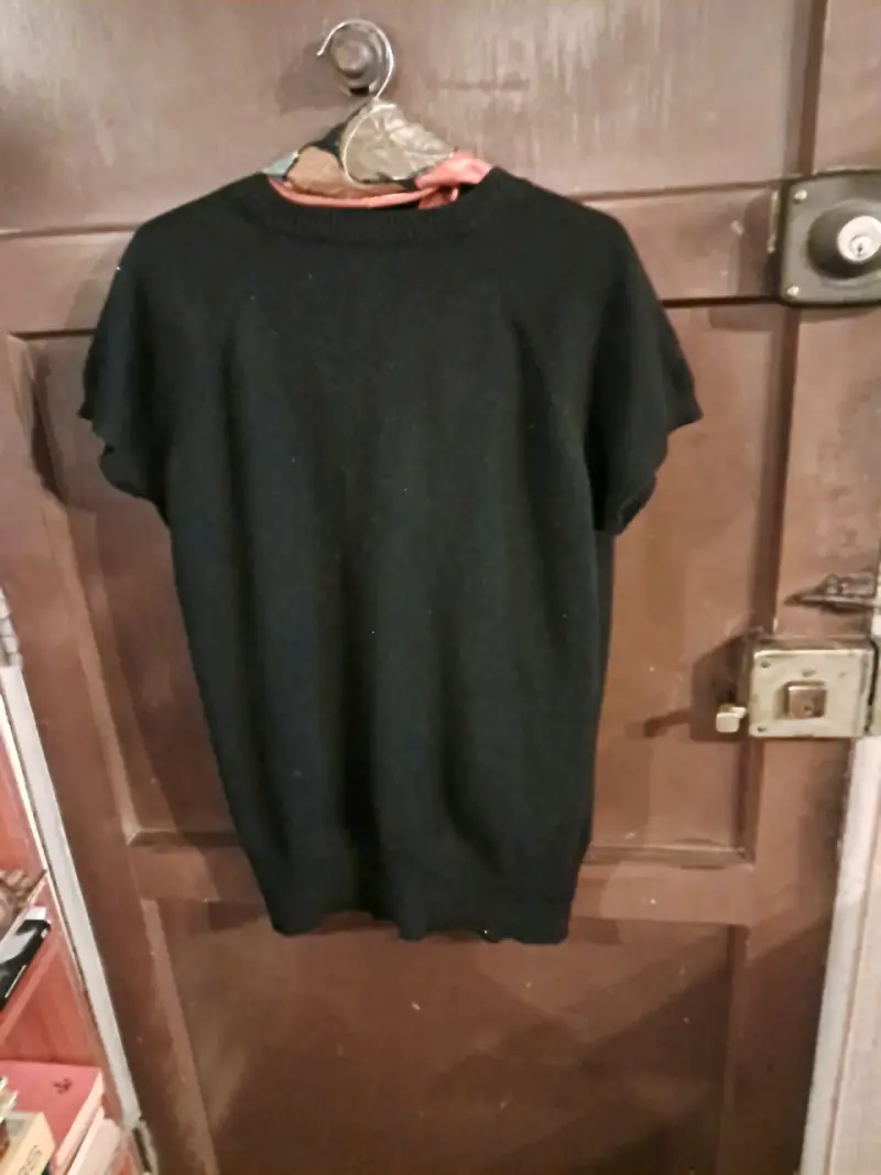 Chaleco negro con bufanda estampada - 5