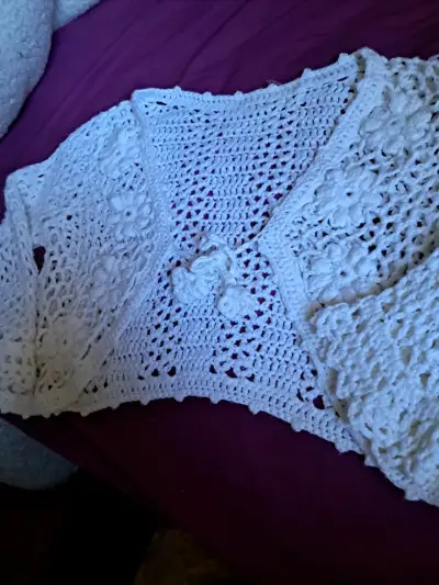 Chaleco tejido blanco de encaje floral - miniatura 1
