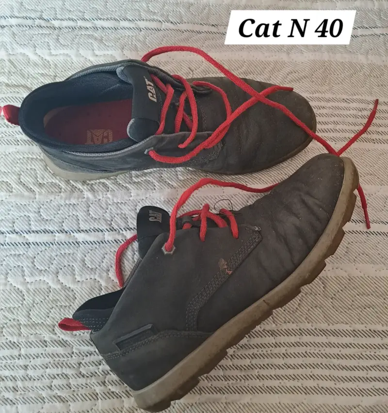 Zapatos CAT negros talla 40 con cordones rojos