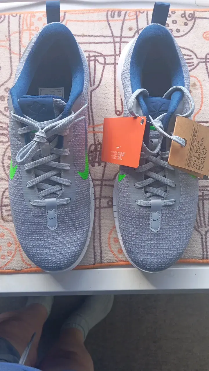 Zapatillas Nike grises con detalles verdes - 1