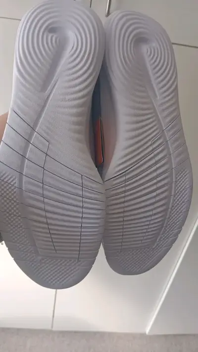 Zapatillas Nike grises con detalles verdes - miniatura 2