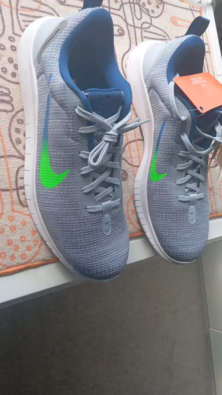 Zapatillas Nike grises con detalles verdes - 4