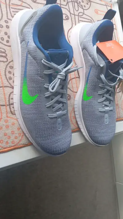 Zapatillas Nike grises con detalles verdes - miniatura 4