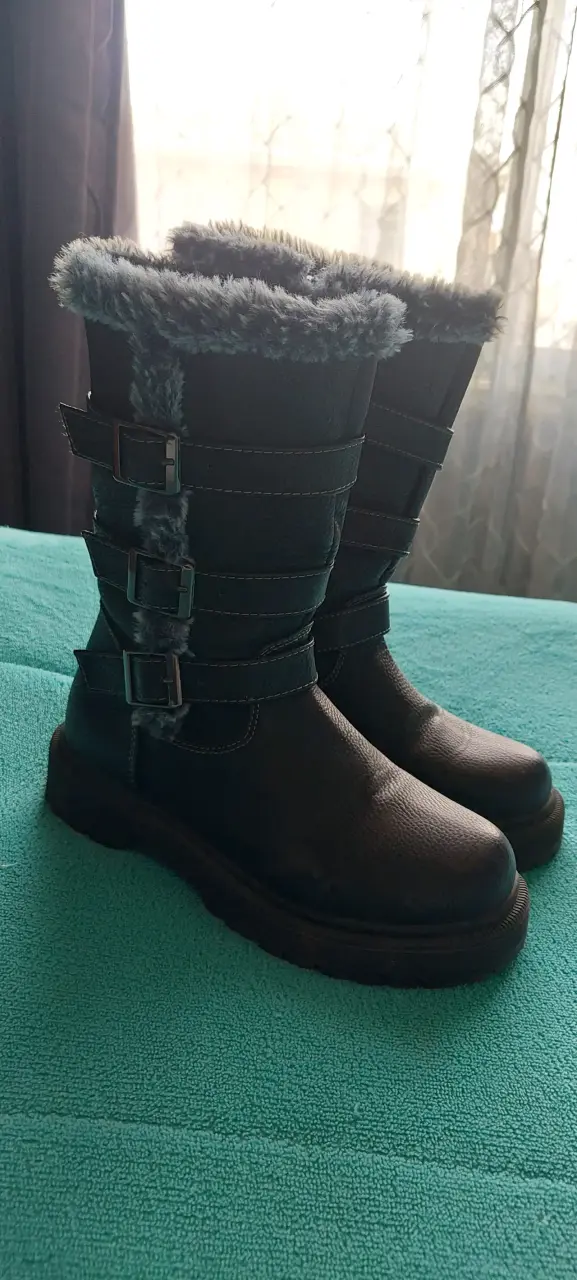 Botas negras con hebillas y forro de piel - 1