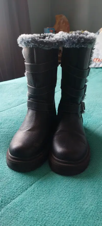 Botas negras con hebillas y forro de piel - miniatura 2