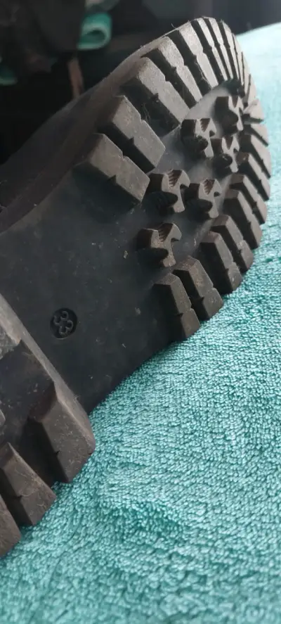 Botas negras con hebillas y forro de piel - miniatura 4
