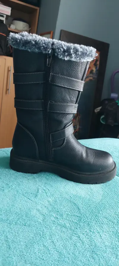 Botas negras con hebillas y forro de piel - miniatura 5