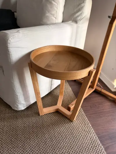 Mesa auxiliar redonda de madera clara - miniatura 1