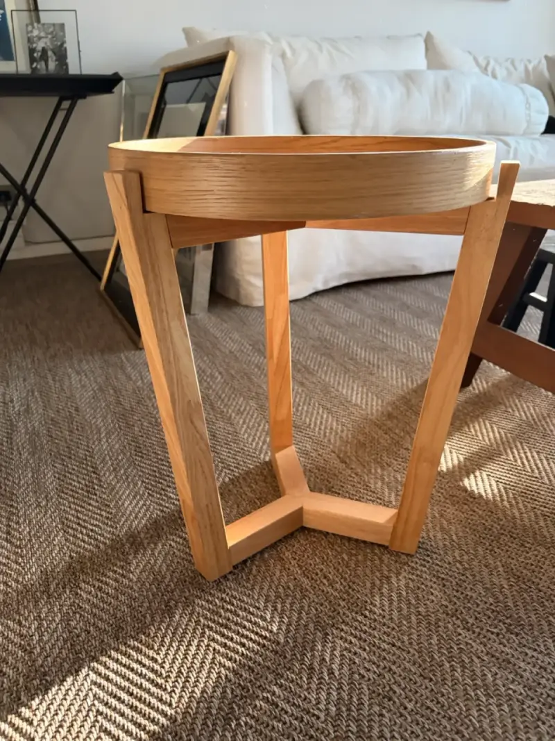 Mesa auxiliar redonda de madera clara - 2