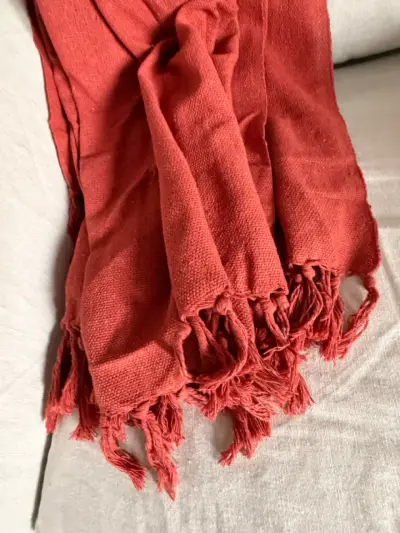 Piecera de lana roja con flecos - miniatura 1