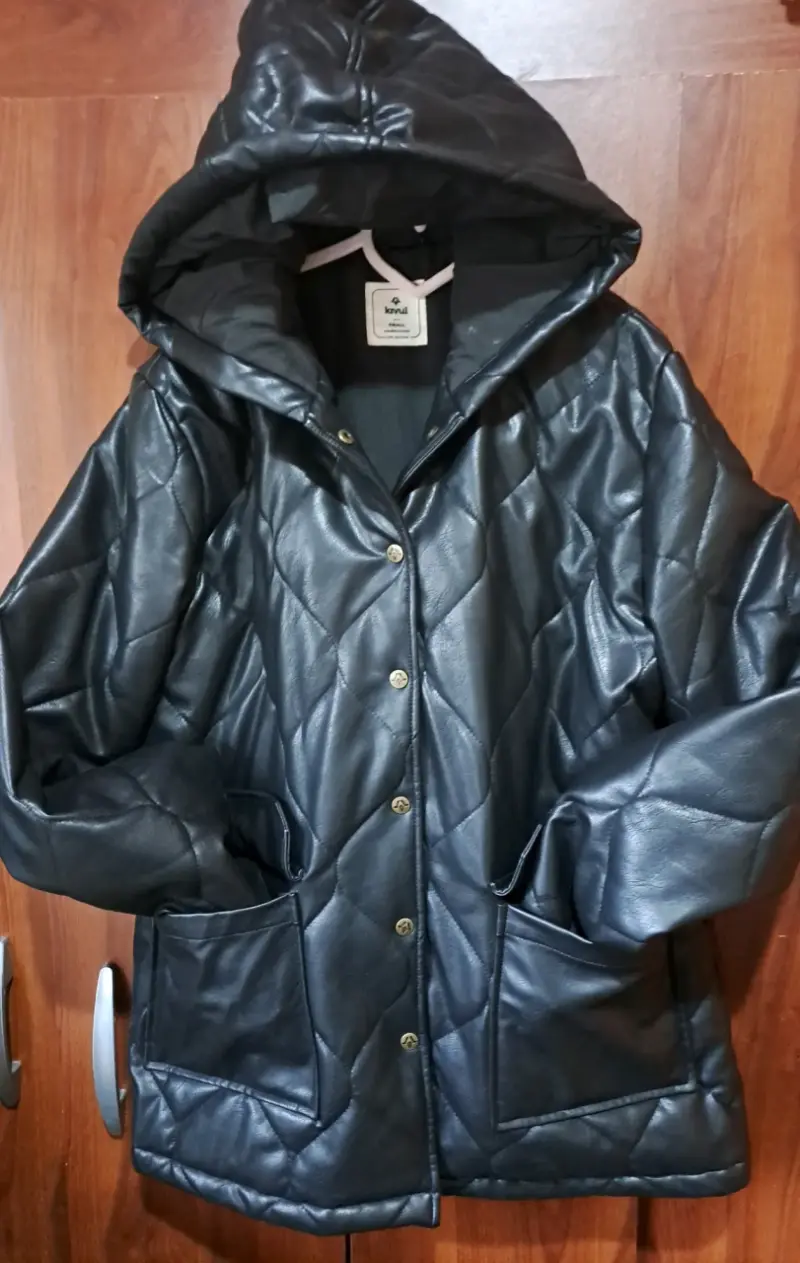 Chaqueta Kvul acolchada negra con capucha - 1