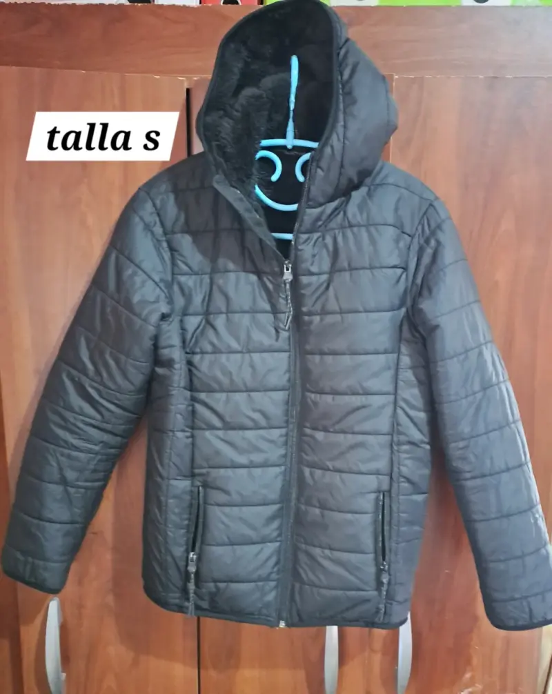 Chaqueta acolchada negra con capucha talla S