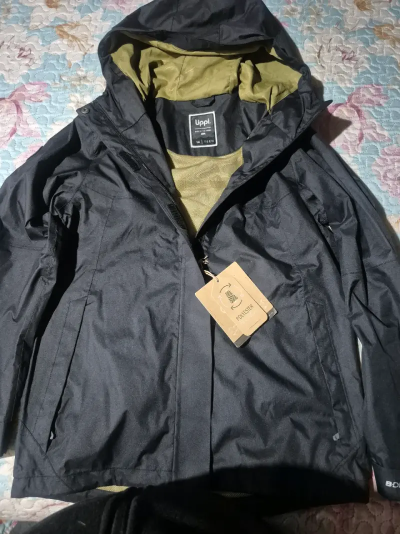 Chaqueta impermeable Lippi negra con capucha - 3