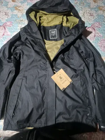 Chaqueta impermeable Lippi negra con capucha - miniatura 3