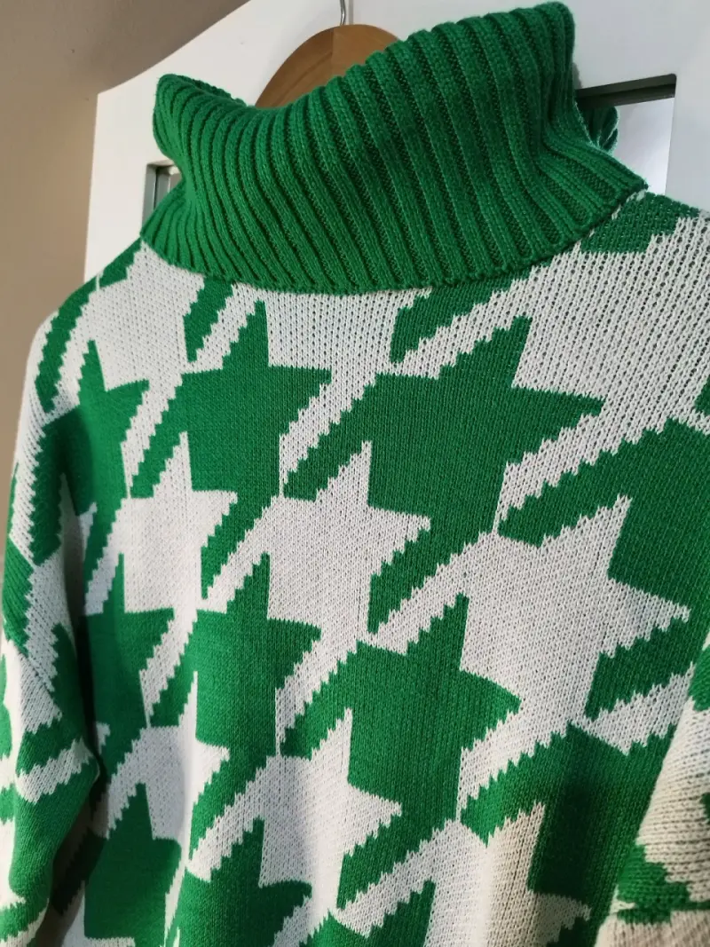 Suéter cuello alto verde con diseño de estrellas - 1