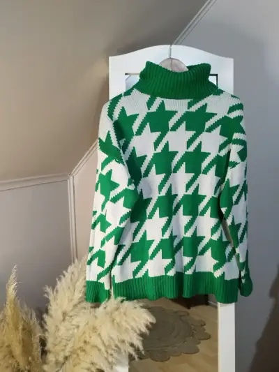 Suéter cuello alto verde con diseño de estrellas - miniatura 2