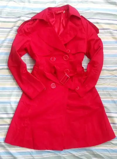 Abrigo rojo de mujer con cinturón - miniatura 1